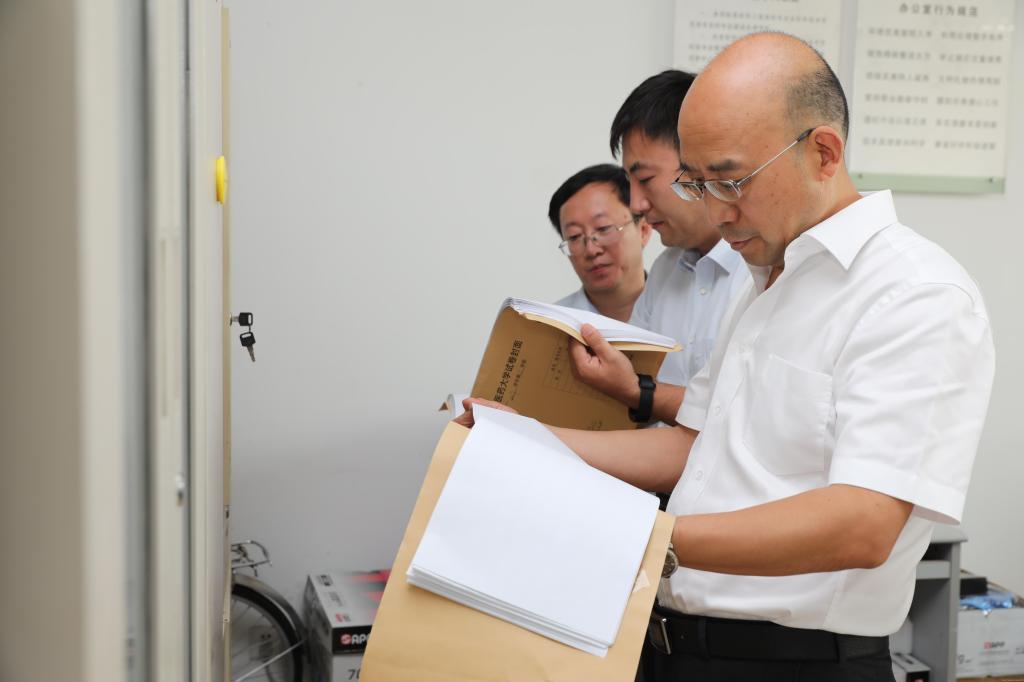 冯卫生副校长带领职能部门人员到信息技术学院进行调研督查